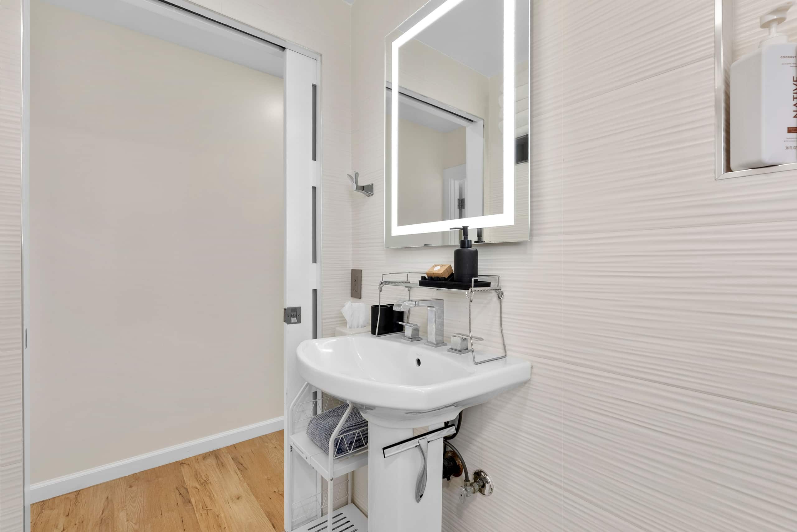 Waikike Beach Loft Near Restaurants - Image 36