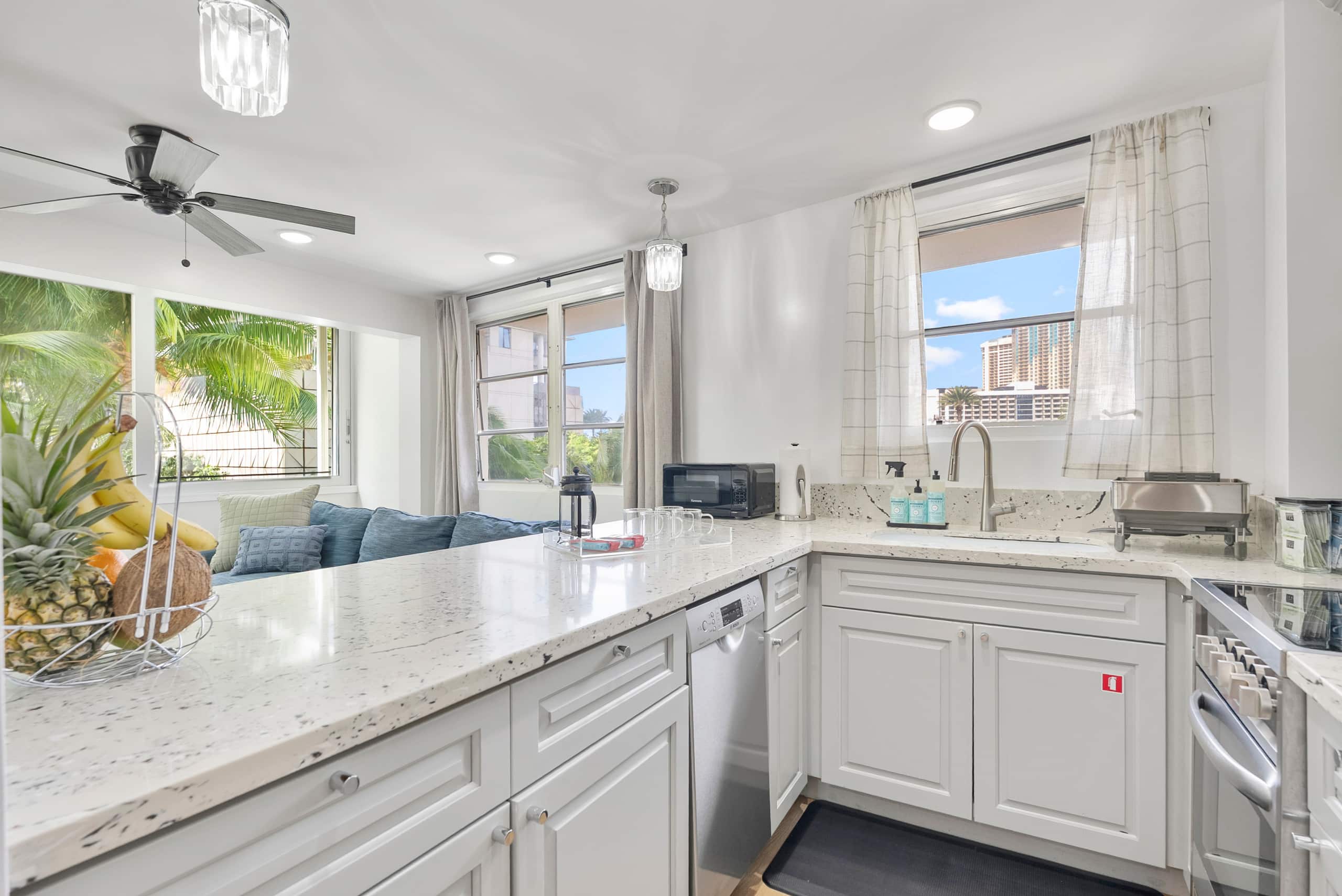Waikike Beach Loft Near Restaurants - Image 13