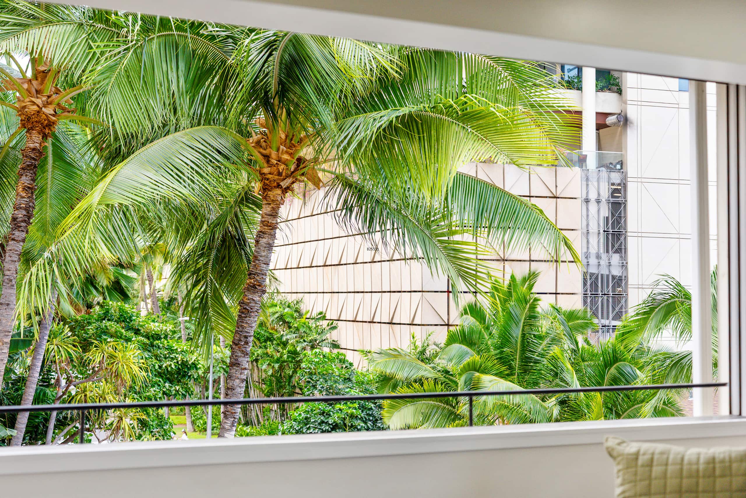 Waikike Beach Loft Near Restaurants - Image 8