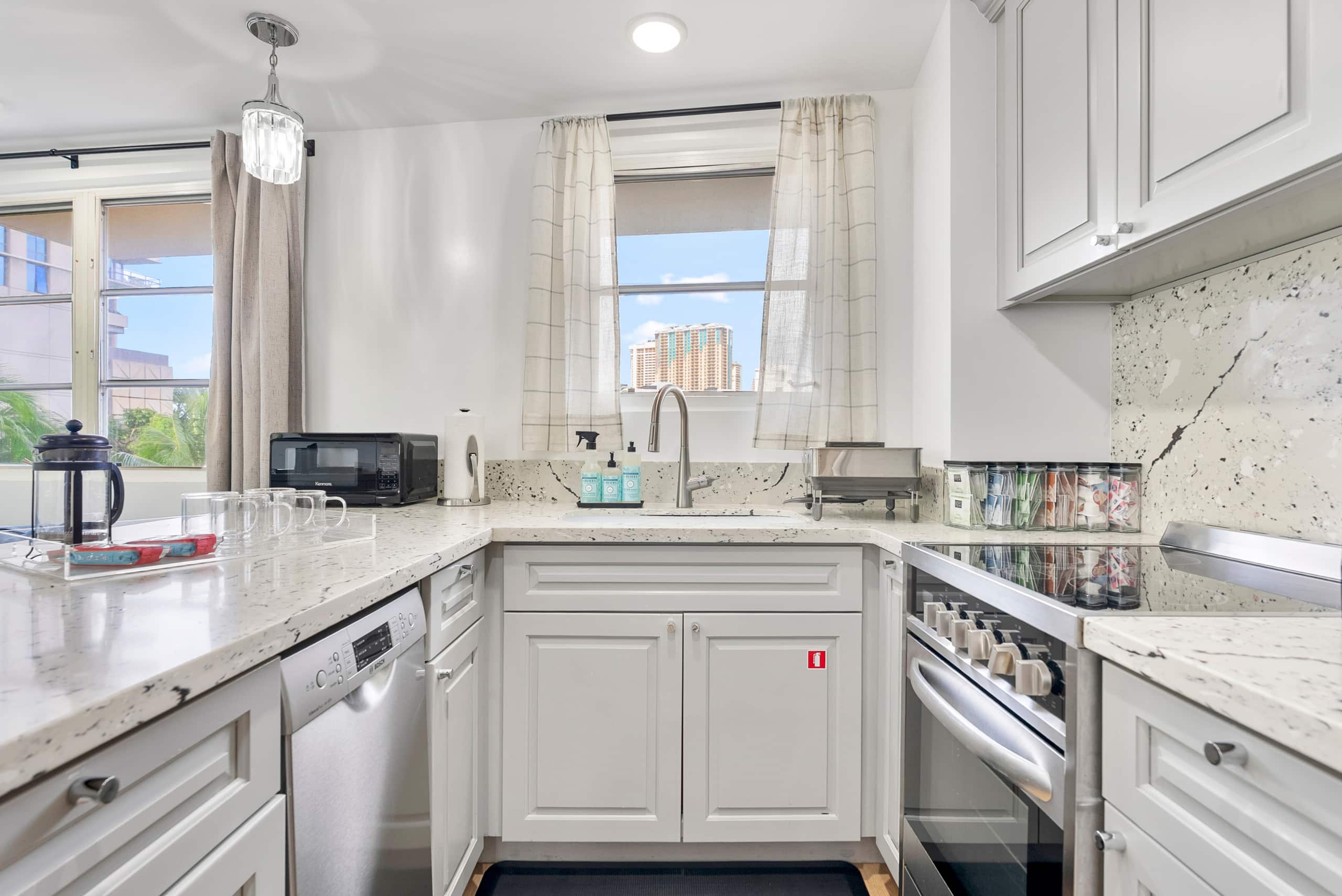 Waikike Beach Loft Near Restaurants - Image 12