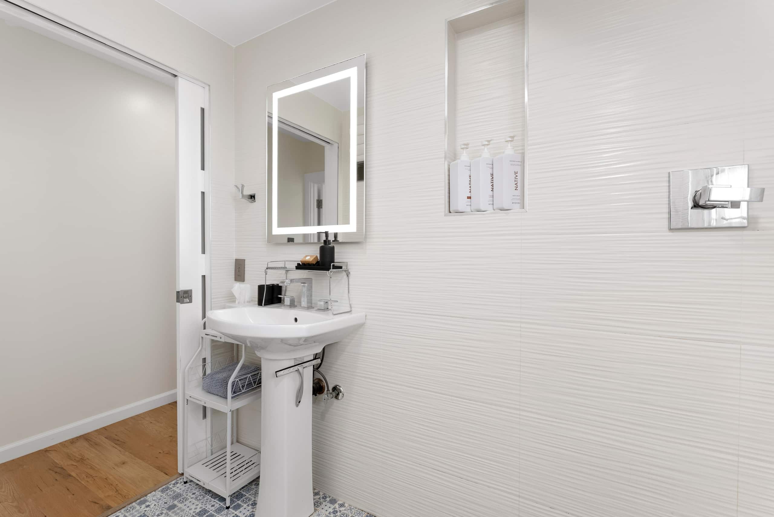 Waikike Beach Loft Near Restaurants - Image 35