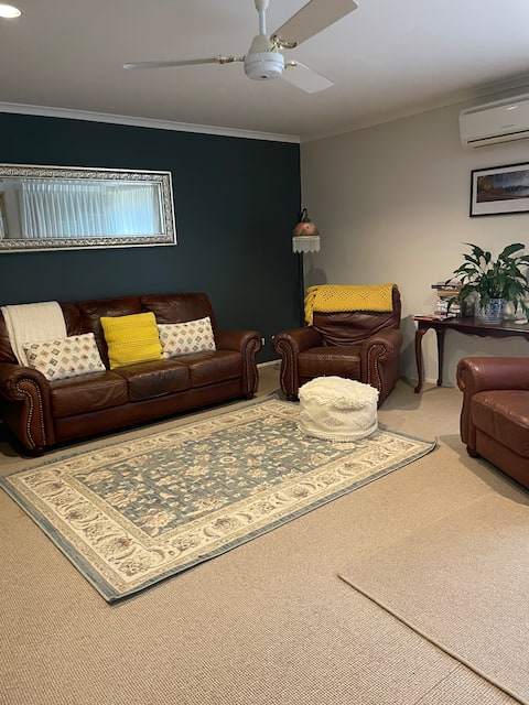 Top performing Airbnb: Mair st Lake Wendouree 2mins to hospital in City Of Ballarat