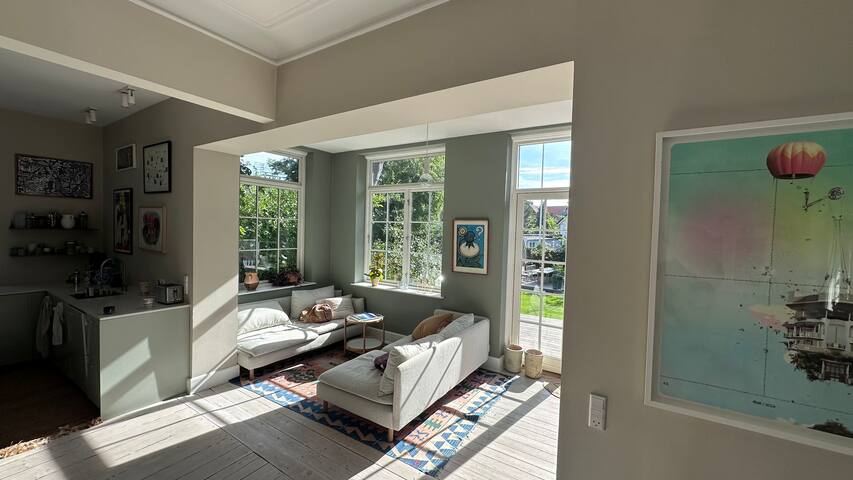 Luxurious, private & centrally-located Villa gallery image 5