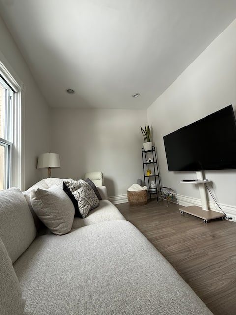 Successful Airbnb property: Charming Bungalow Steps From Downtown in London
