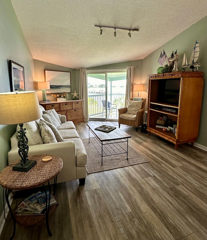 Sand And Sun - Weekend Getaway - Pensacola Beach, FL