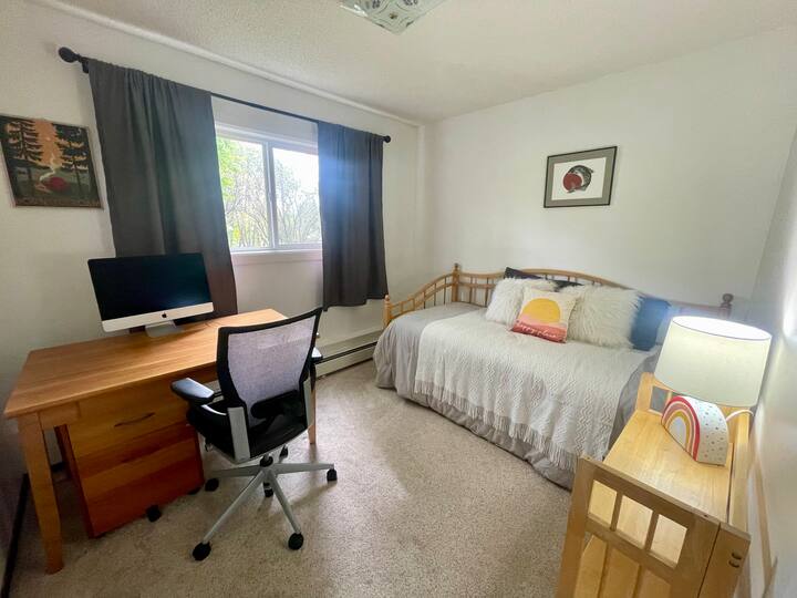 第三间卧室配备双人沙发床、指定办公空间、书架和衣柜。 