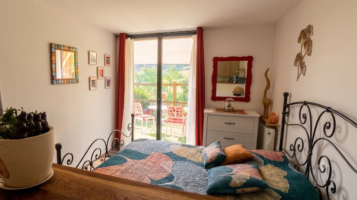 Das Zimmer mit direktem Zugang zur privaten Terrasse und Blick über das Tal.
