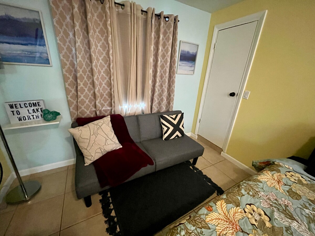 Successful Airbnb property: Cozy private studio in historic Lake Worth Beach in Lake Worth Beach
