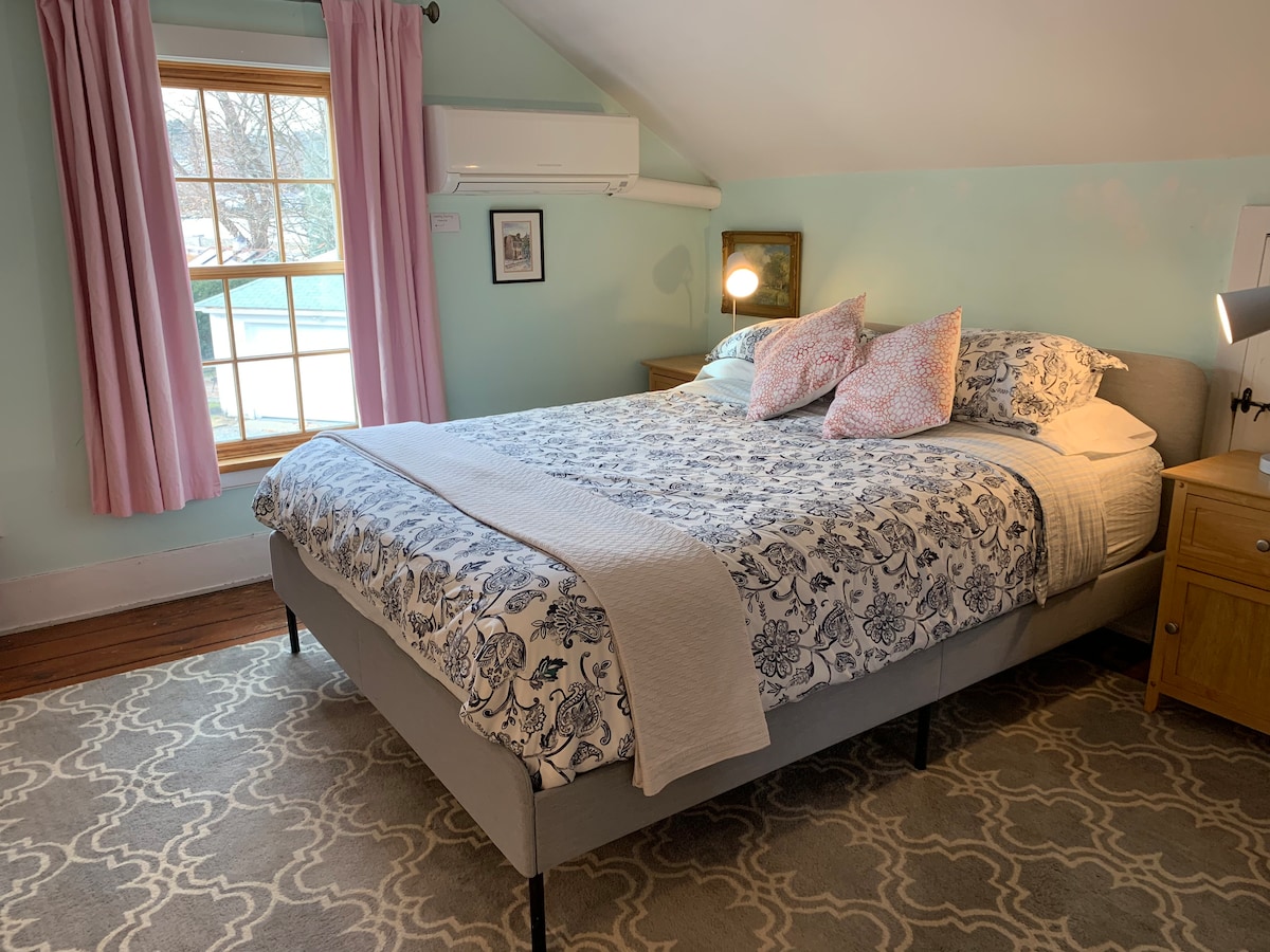 Spálňa s manželskou posteľou a výhľadom na rieku Mystic