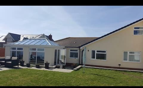 Peaceful Beachfront Holiday Home Rhyl, N. Wales