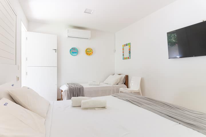 Nossa maior Suite!
É um bangalô com terraço privativo!
Possui 1 cama Queen, 1 cama de solteiro com bicama, ar condicionado, mesa de cabeceira, frigobar, cômoda e TV Smart.
Fornecemos lençois e toalhas!
