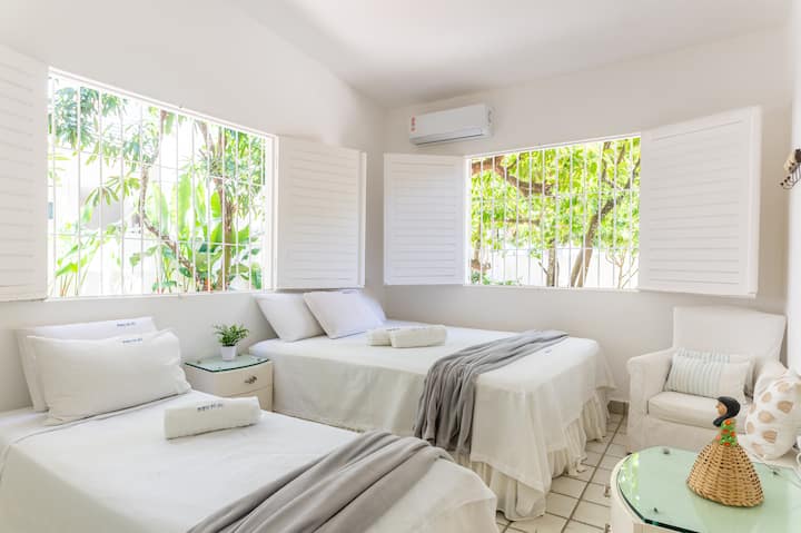 Quartos bastante claros durante o dia, arejados e também climatizados. Mobiliado com 1 cama Queen, 1 cama de solteiro, ar condicionado, mesa de cabeceira, poltrona, guarda roupas e TV Smart.
Lençois e toalhas são fornecidos!