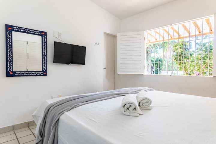 Suíte! Cama Queen, ar condicionado, TV Smart, mesa da cabeceira, guarda roupas, banco para apoio, cadeira de balanço, espelho.
Lençois e toalhas são fornecidos!