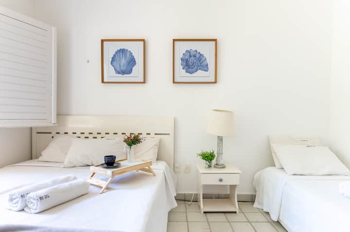 Quartos bastante claros durante o dia e arejados.
Mobiliado com 1 cama Queen, 1 cama de solteiro com bicama, ar condicionado, mesa de cabeceira, banco de apoio, mesinha para trabalho remoto e TV Smart.