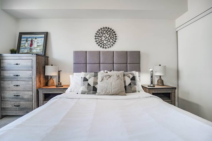 Chic Toronto Downtown Condo,CN Tower, MTCC, Rogers gallery image 5