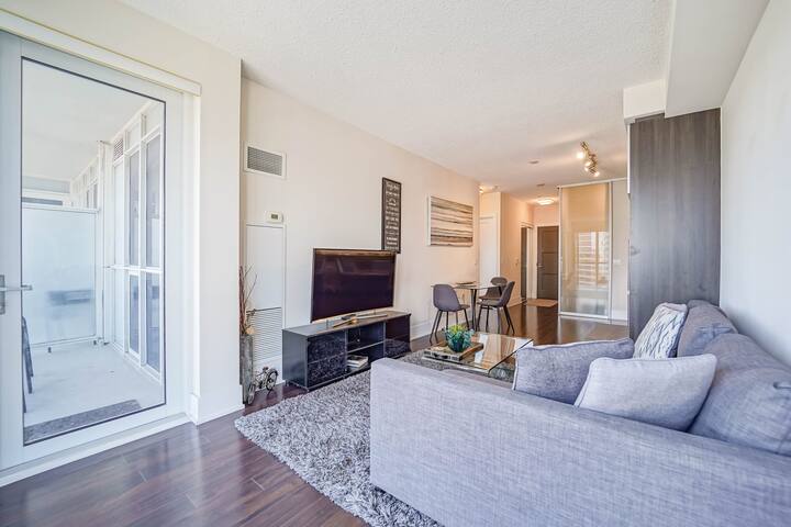 Chic Toronto Downtown Condo,CN Tower, MTCC, Rogers gallery image 4