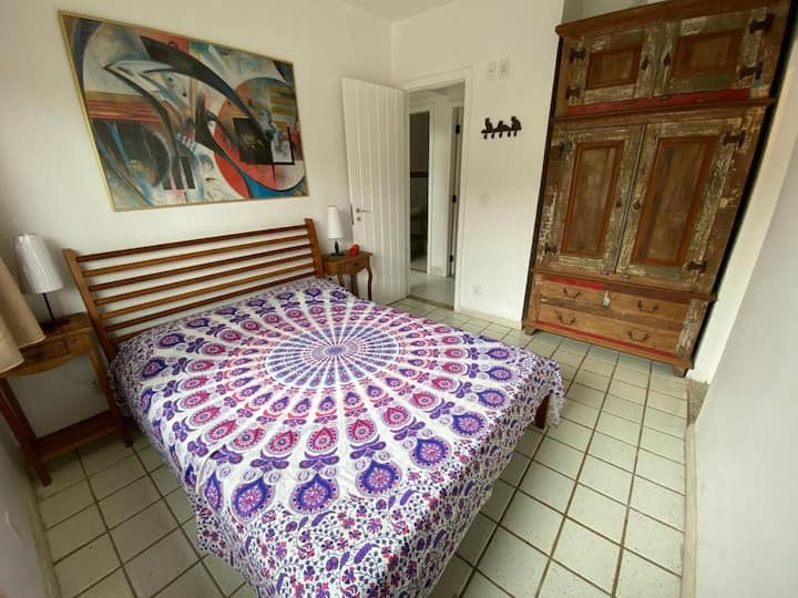 Apartman 1:
Bračni krevet, prvi kat, pogled na kondominij;
Klima-uređaj, stropni ventilator, zavjesa za zamračivanje, privatna kupaonica.