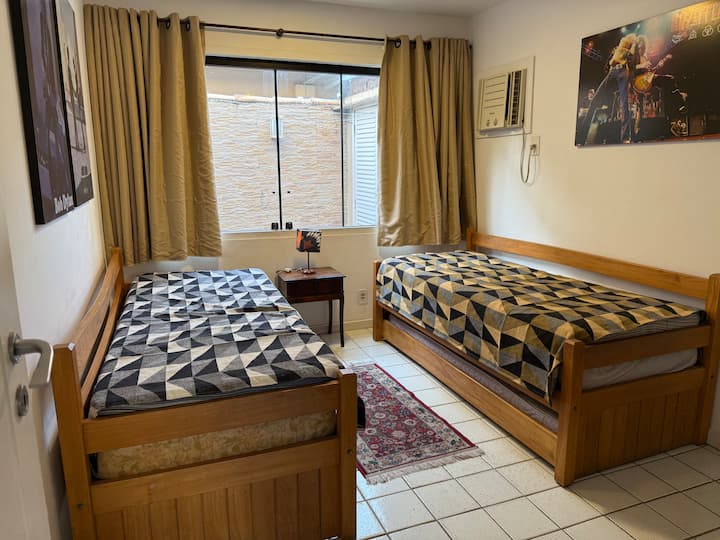 Apartman 2:
Jednokrevetni kreveti (dva odvojena kreveta), prvi kat, pogled na privatno unutarnje dvorište;
Klima-uređaj, stropni ventilator, zavjesa za zamračivanje, privatna kupaonica