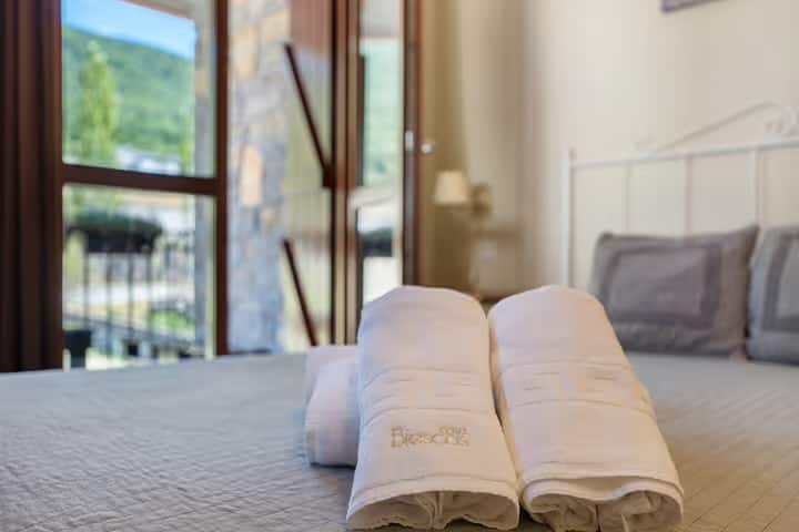 El dormitorio de toallas ofrece comodidad y estilo, con textiles suaves, diseños elegantes y colores neutros que crean un ambiente acogedor y sofisticado para tu descanso.