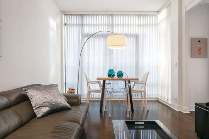 Yorkville Downtown Hotel Style Large Suite - Toronto
