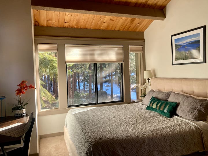 Sledujte vtáky a čipmunky z postele. 
Všetky spálne majú stôl pre tých, ktorí potrebujú počas dovolenky pracovať.  Pozrite si sekciu pracovného priestoru.