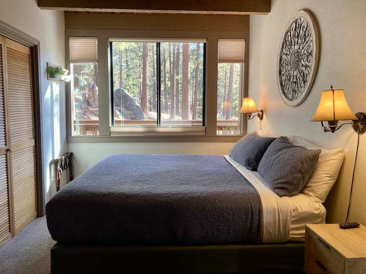 Nechajte sa uvoľniť v lese!  
Všetky spálne majú stôl pre tých, ktorí potrebujú počas dovolenky pracovať.  Pozrite si sekciu pracovného priestoru.