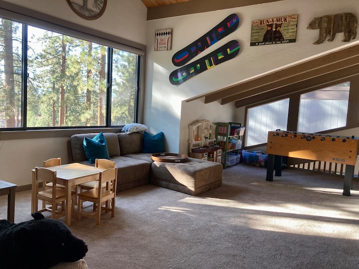 Rodinná „zábavná“ izba na poschodí zahŕňa stolný futbal, hry a televízor s veľkou obrazovkou.
Tento televízor zahŕňa aj balíček Spectrum Silver Triple Play. Video na požiadanie je k dispozícii aj s kapacitou až 10 000.