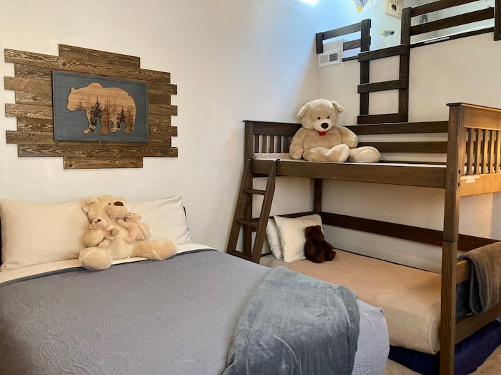 Veľká 3. spálňa na 2. poschodí je vhodná pre 3. pár alebo pre deti.  Zahŕňa manželskú posteľ, oddelenú posteľ a podkrovie Bear Cave.  
Všetky spálne majú stôl pre tých, ktorí potrebujú počas dovolenky pracovať.  Pozrite si sekciu pracovného priestoru.