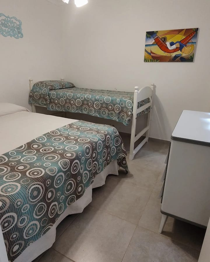 Deuxième chambre avec 3 lits simples.  option :  une double et une simple 