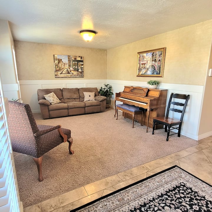 Beautiful Comfy Home Main Level In A+ Slc Lctn - West Valley City, UT