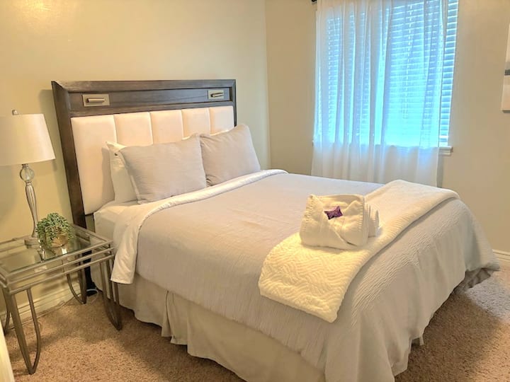 Chambre 2 avec un nouveau lit Queen Size confortable avec matelas et surmatelas et lampes de lecture intégrées