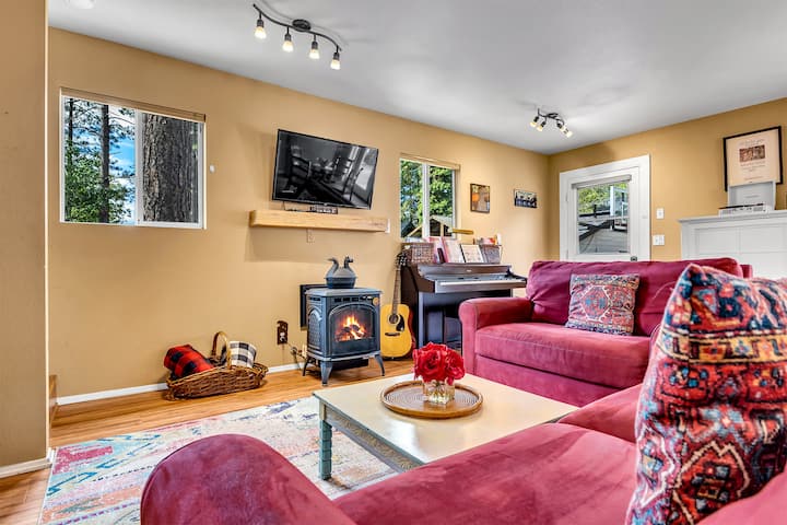 Dnevni boravak s 2 kauča na razvlačenje, kaminom, digitalnim klavirom, gitarom, gramofonom i televizorom ravnog ekrana s digitalnim uređajem Roku.