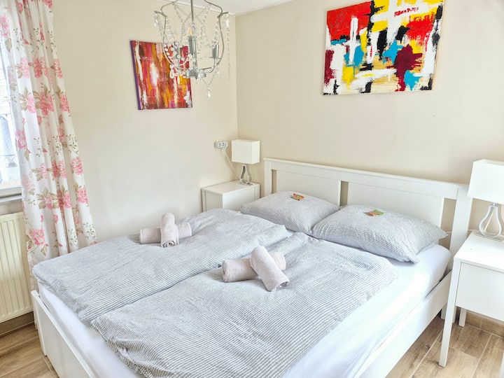 Udoban bračni krevet 1,60 x 2,00 metara
Na zidovima je moja umjetnost.