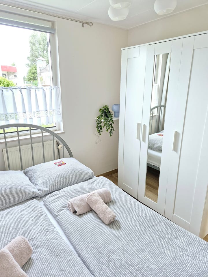 Udoban bračni krevet, 1,40 x 2 metra. Krevet je namješten od nadmadraca od prirodnih materijala.