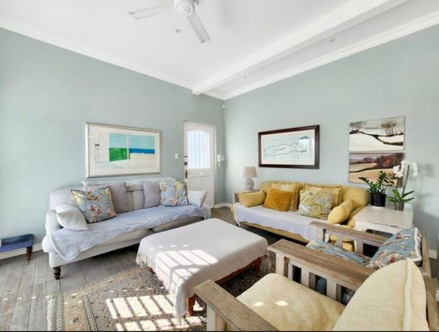 Charming Upmarket Home in Bantry Bay