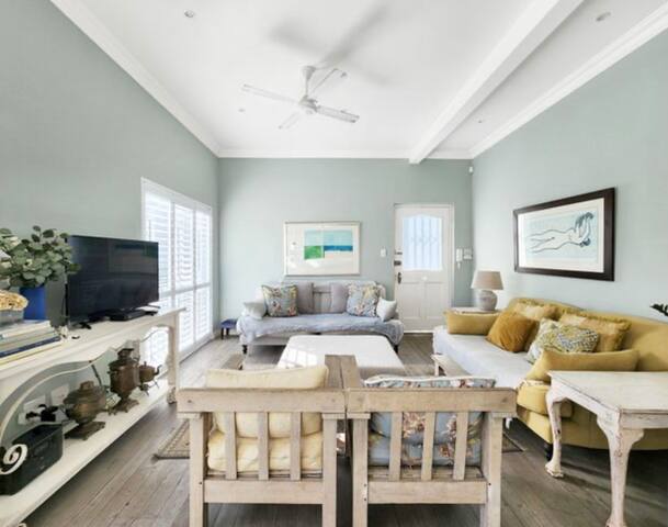 Charming Upmarket Home in Bantry Bay gallery image 2