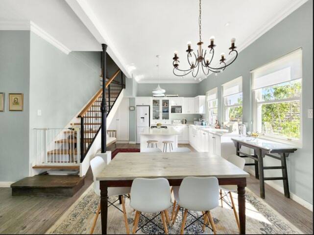 Charming Upmarket Home in Bantry Bay gallery image 3