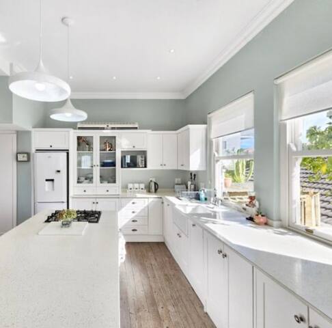 Charming Upmarket Home in Bantry Bay gallery image 4