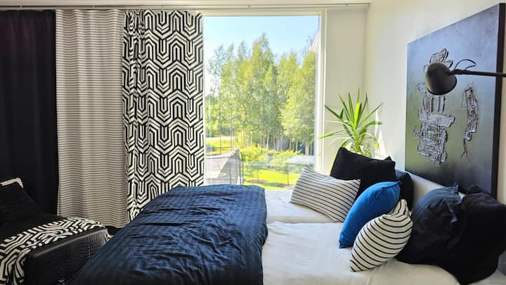 房间内有一张180厘米的双人床。 房间内有一间共用卫生间，旁边有一间卧室。