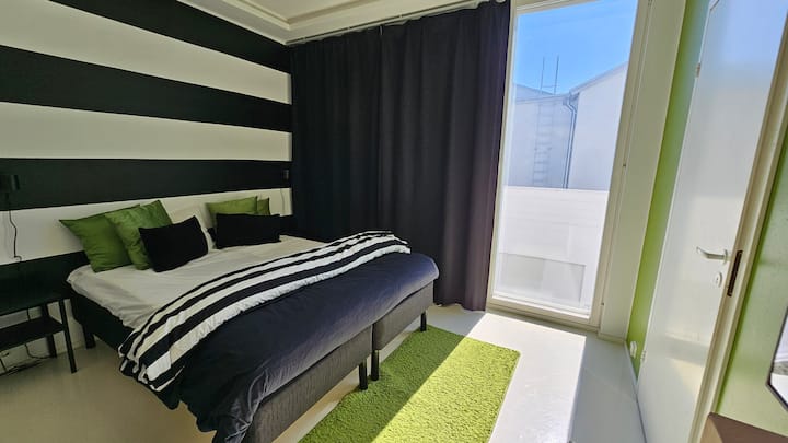 房间内有一张180厘米的双人床。 房间内有一间共用卫生间，旁边有一间卧室。