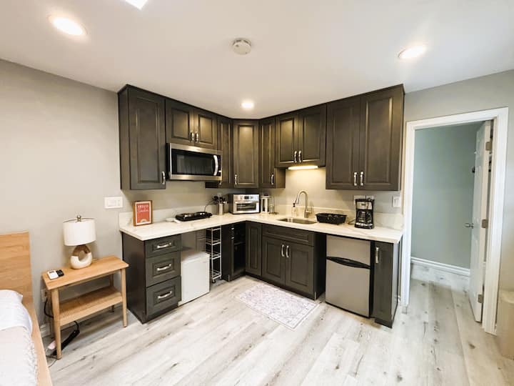 Stylish Ocean Beach Studio Blocks To The Beach! - San Diego, CA