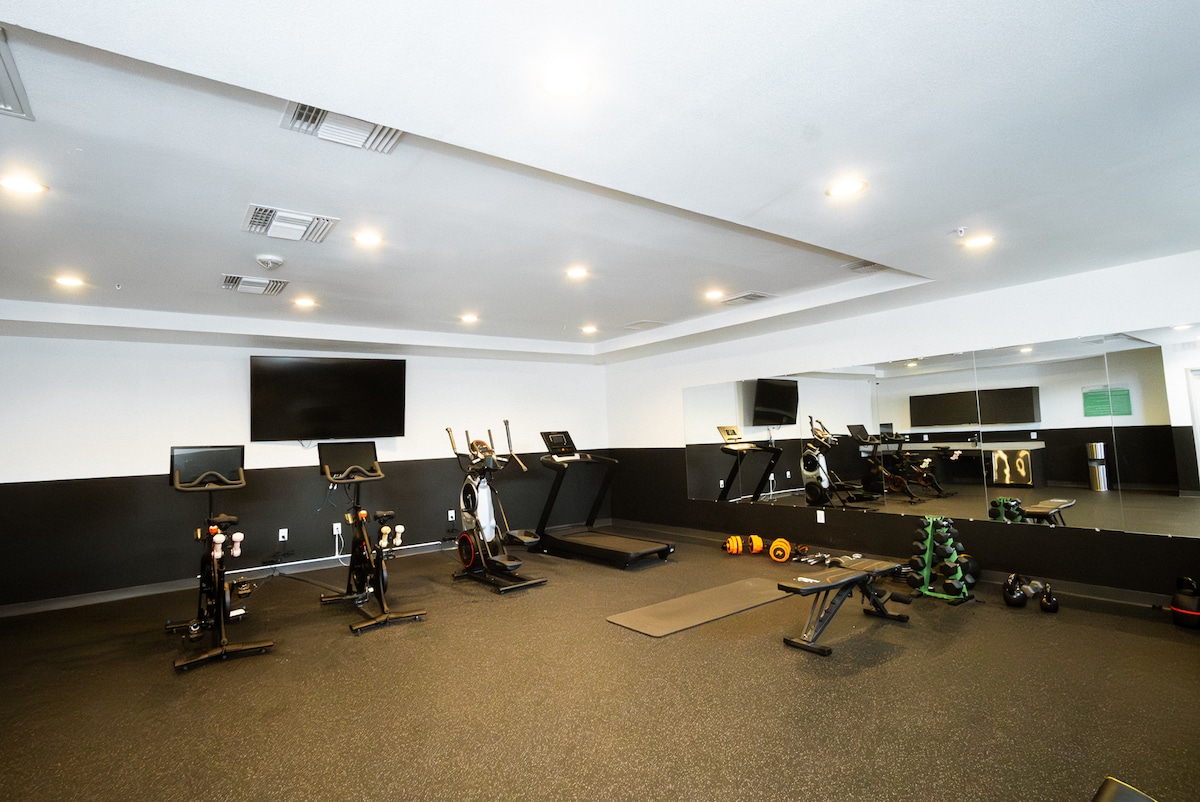 East Side Gem w/ pool – Walk to E 6th, Mins to DT