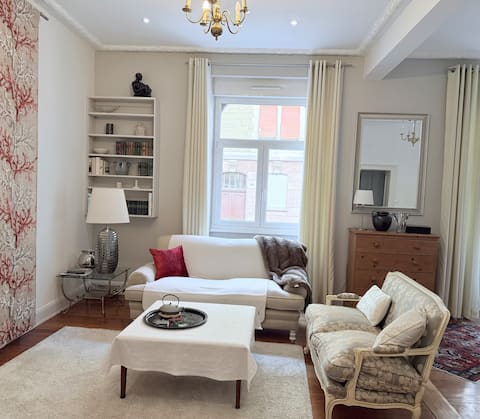 Popular Airbnb listing: 3/4 room apartment on the ground floor, 85 m2, 2 bedrooms, 1 bathroom in Orangerie Conseil Des Xv