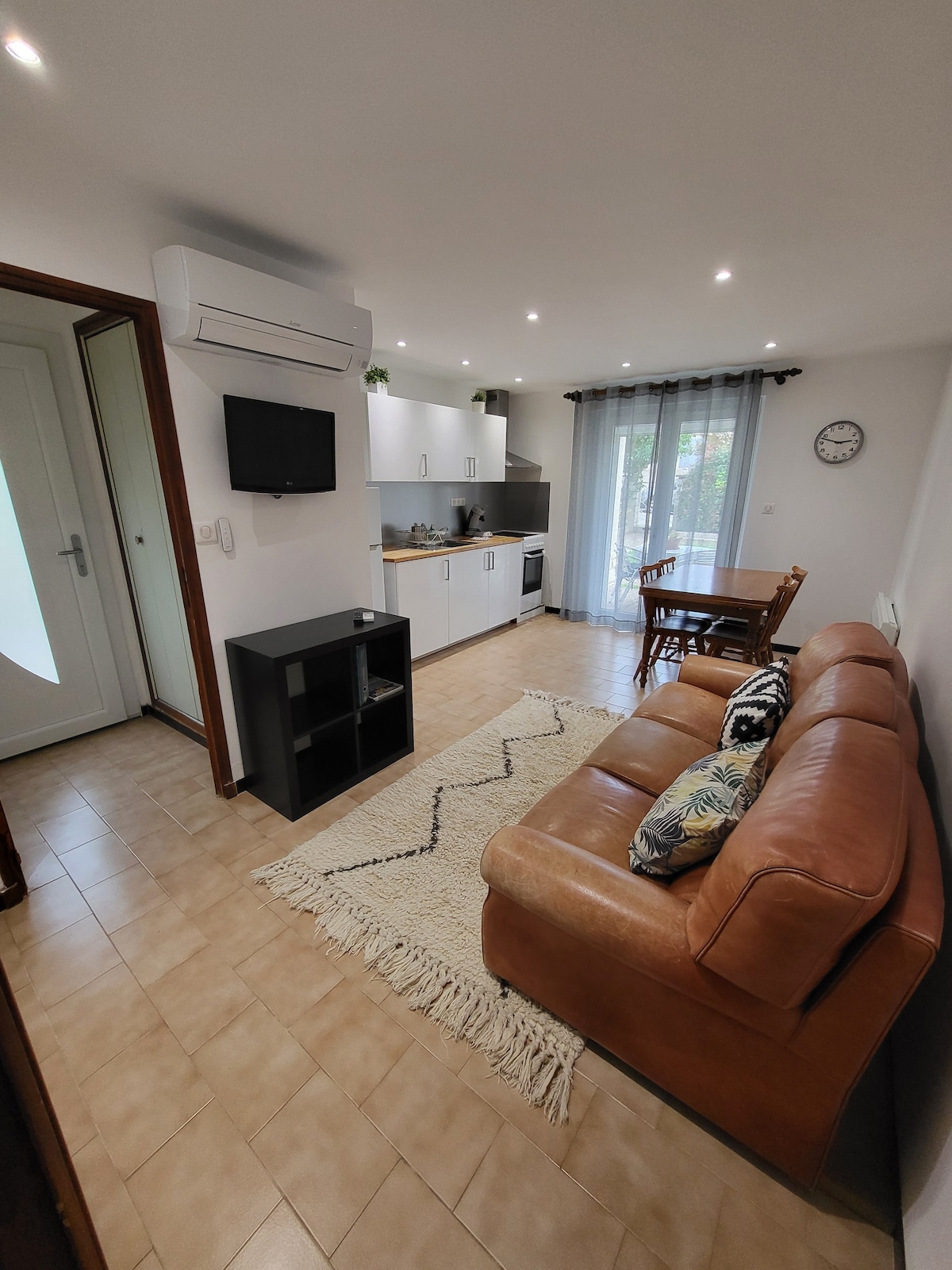 Annonce Airbnb populaire: Quiet 2-bedroom apartment, bohemian decoration. à Martigues