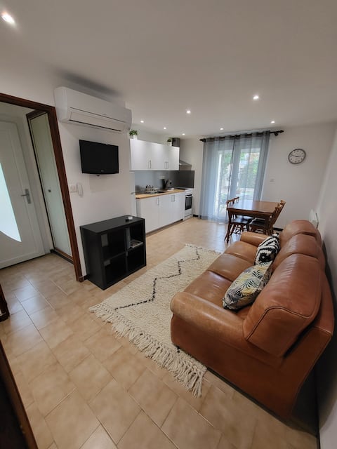 Popular Airbnb listing: Quiet 2-bedroom apartment, bohemian decoration. in Martigues