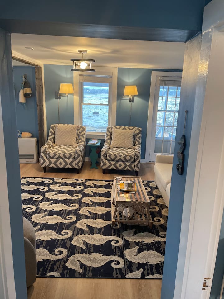 الدخول إلى غرفة المعيشة من المدخل