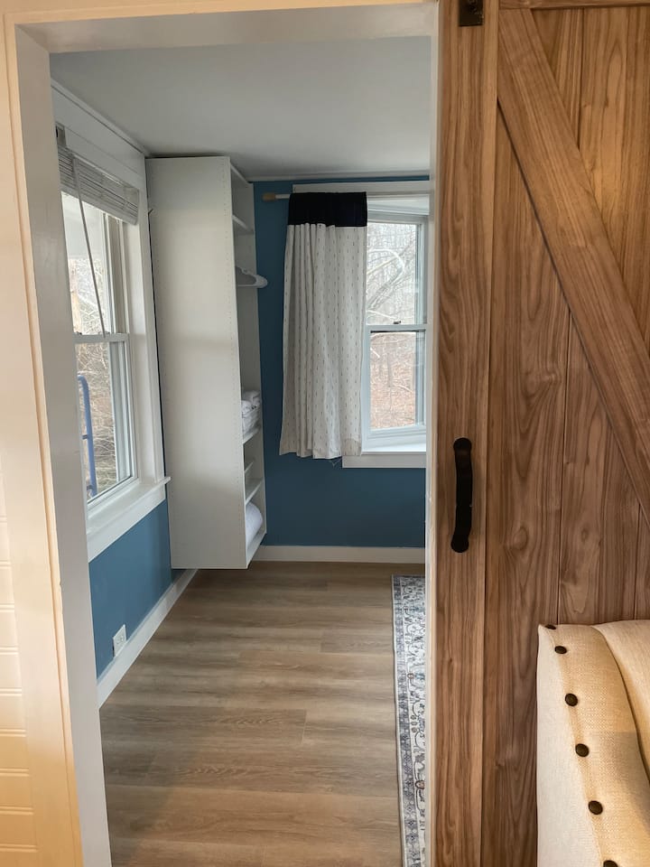 إطلالة على غرفة النوم الثانية قبالة غرفة المعيشة 