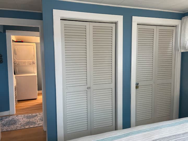 الخزانات (واحدة متاحة لاستخدام الضيوف ؛ والأخرى هي خزانة التدبير المنزلي) وإطلالة على الحمام