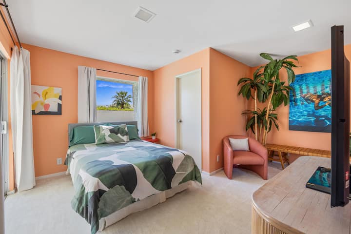 Chumba kipana cha kulala cha kingi na godoro la Euro-top kwa starehe ya hali ya juu.