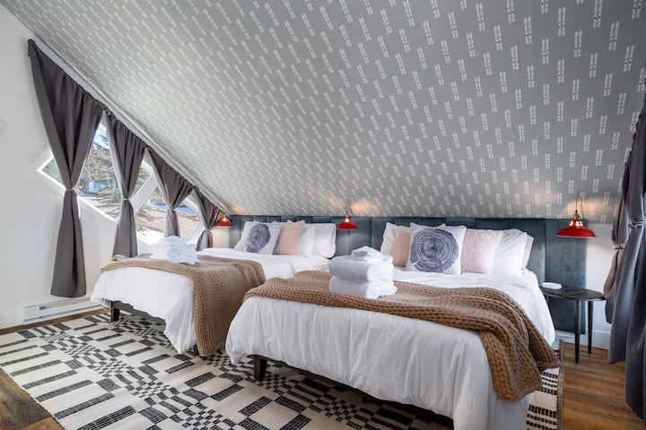 Насладете се на оживен ски декор и зашеметяващи гледки в тази просторна, привлекателна стая!